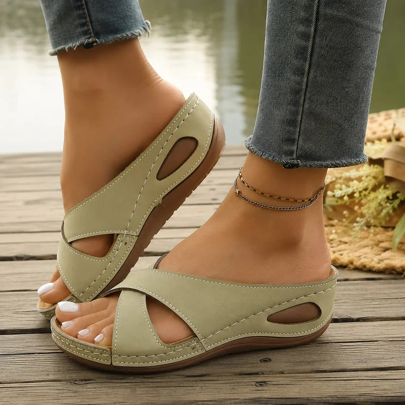 🔥Trending Now: Women's Thick Sole Platform Slippers – Light & Airy Comfort